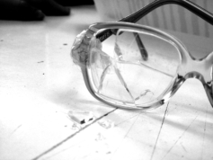 Zbite okulary symbolizujące przemoc domową
